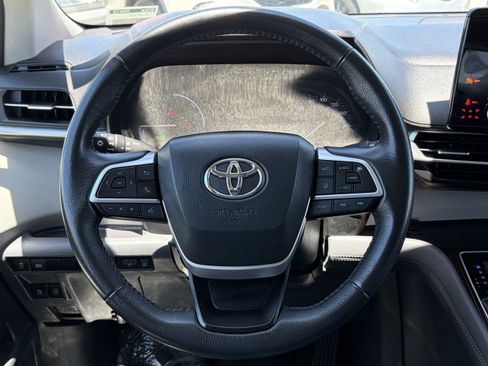 Certified 2024 Toyota Sienna XLE FWD image 17