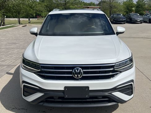 Used 2023 Volkswagen Tiguan SE w/ Panoramic Sunroof Package image 3