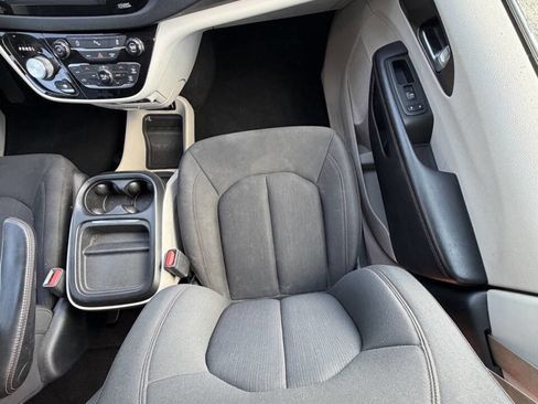 Used 2018 Chrysler Pacifica Touring Plus FWD image 27