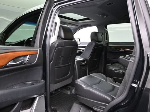 Used 2019 Cadillac Escalade Luxury AWD/4WD image 22