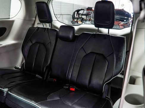 Used 2023 Chrysler Pacifica Limited FWD image 38