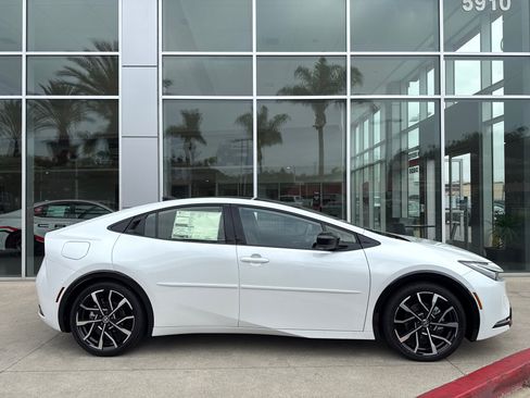 New 2026 Toyota Prius Plug-In Hybrid FWD image 11