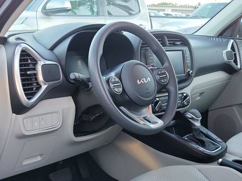 Used 2023 Kia Soul LX w/ LX Technology Package FWD image 8