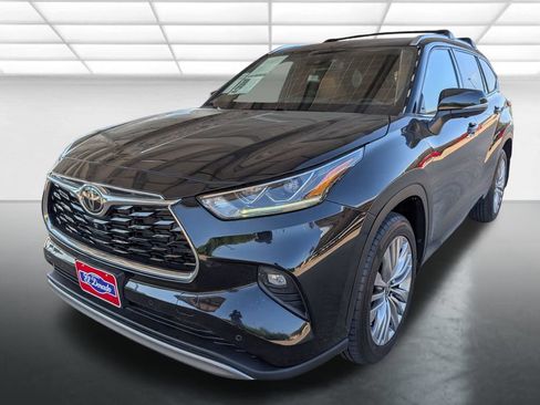 Used 2024 Toyota Highlander Platinum FWD image 27