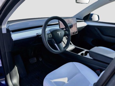 Used 2023 Tesla Model Y Long Range AWD/4WD image 9
