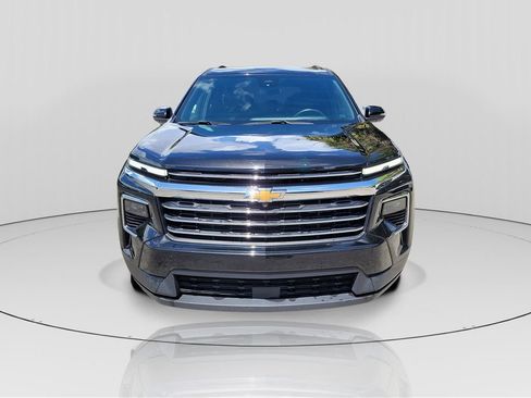 Used 2025 Chevrolet Traverse LT FWD image 2