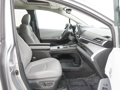 Used 2025 Toyota Sienna FWD image 11