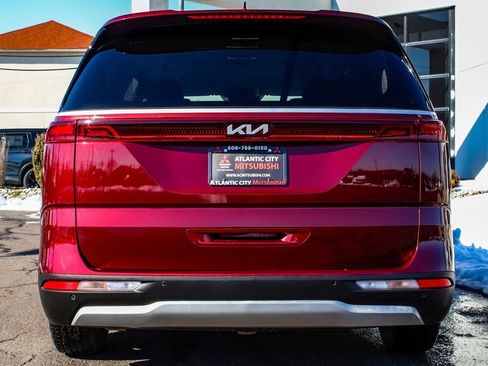 Used 2023 Kia Carnival LX image 5