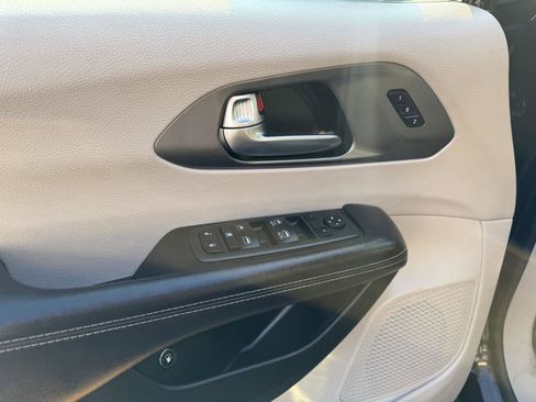 Used 2022 Chrysler Pacifica Touring-L image 24