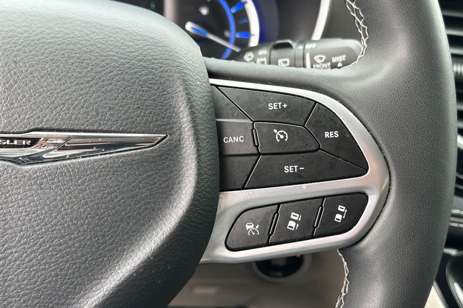 Used 2024 Chrysler Pacifica Limited FWD image 28
