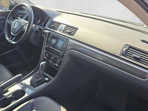 Used 2017 Volkswagen Passat 1.8T SE w/ SE Lighting Package image 22