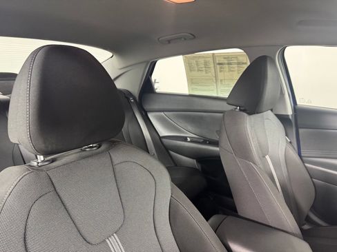 Used 2025 Hyundai Elantra SE FWD image 32