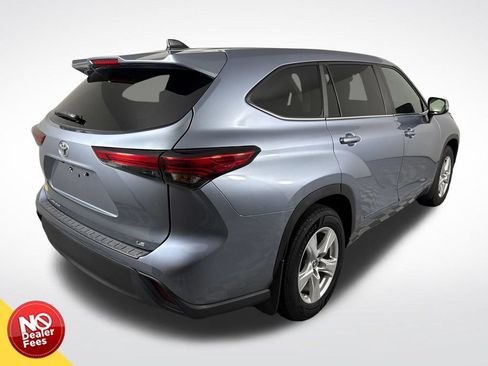 Used 2023 Toyota Highlander LE FWD image 3