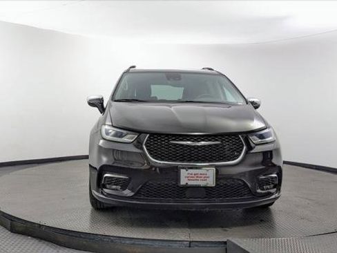 Used 2023 Chrysler Pacifica Limited FWD image 12