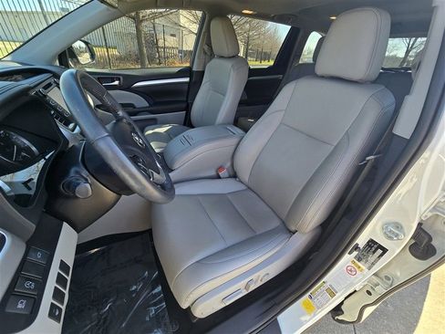 Used 2019 Toyota Highlander XLE image 11