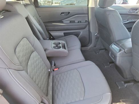 New 2025 Nissan Pathfinder SL image 13