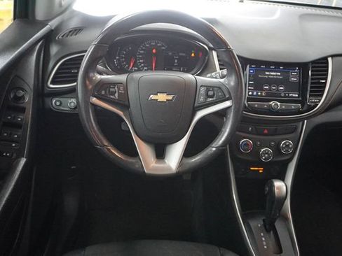 Used 2022 Chevrolet Trax LT w/ LT Convenience Package FWD image 10