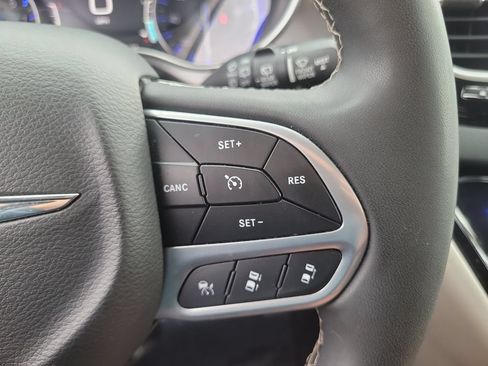Used 2023 Chrysler Pacifica Touring-L FWD image 33