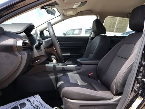 Used 2025 Nissan Altima 2.5 SV FWD image 11