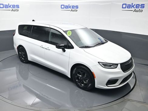 Used 2024 Chrysler Pacifica Select image 47