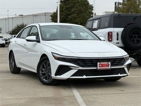 Used 2024 Hyundai Elantra SEL image 2