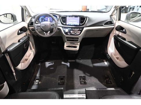 Used 2022 Chrysler Pacifica Touring-L FWD image 21