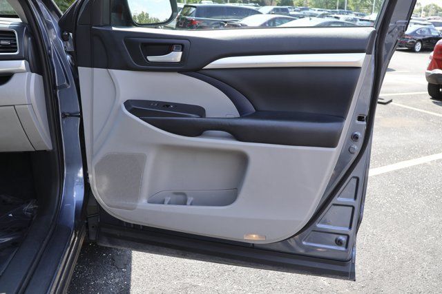Used 2019 Toyota Highlander XLE AWD/4WD image 30