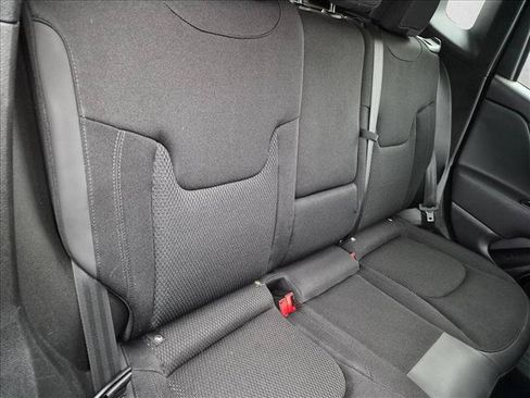 Used 2018 Jeep Renegade Altitude w/ UConnect 8.4 Nav Group FWD image 17
