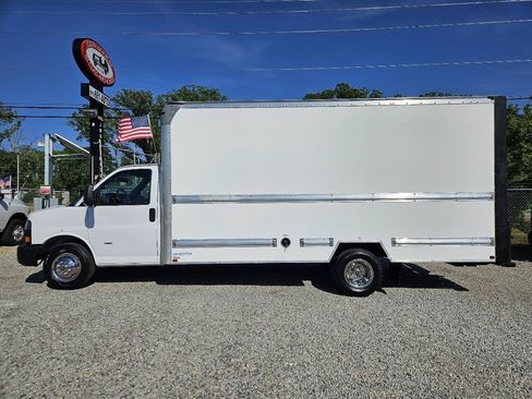 Used 2022 GMC Savana 3500 Extended w/ Power Convenience Package RWD image 3