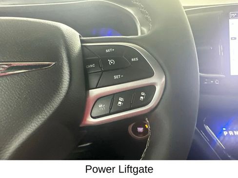 Used 2025 Chrysler Pacifica Select FWD image 35