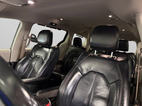 Used 2017 Chrysler Pacifica Touring-L FWD image 34