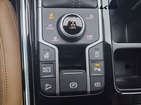 Certified 2025 Kia Sorento SX Prestige w/ Olive Brown Leather Package image 9