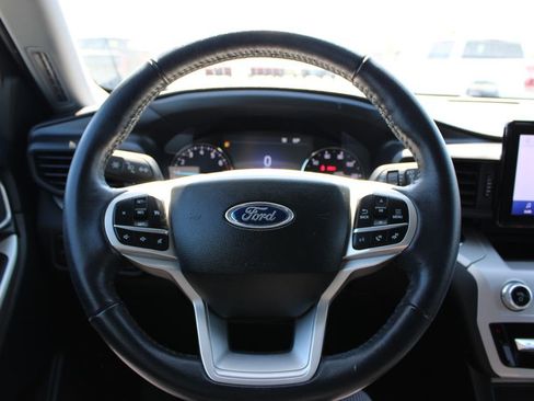 Used 2023 Ford Explorer XLT AWD/4WD image 36