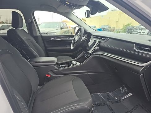 Certified 2023 Jeep Grand Cherokee Laredo image 11