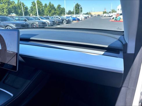 Used 2021 Tesla Model Y Long Range AWD/4WD image 25