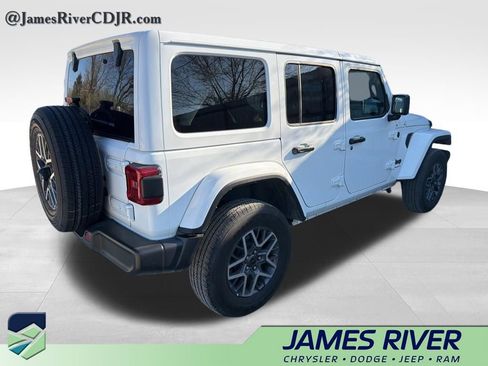 Used 2025 Jeep Wrangler Sahara image 5