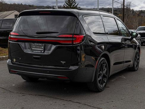 Used 2023 Chrysler Pacifica Touring-L w/ S Appearance Package image 4