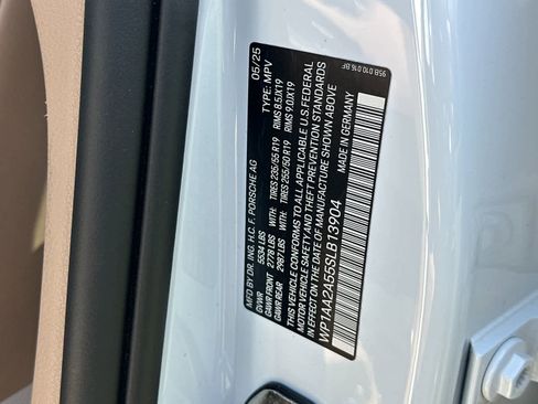 Certified 2025 Porsche Macan AWD/4WD image 33