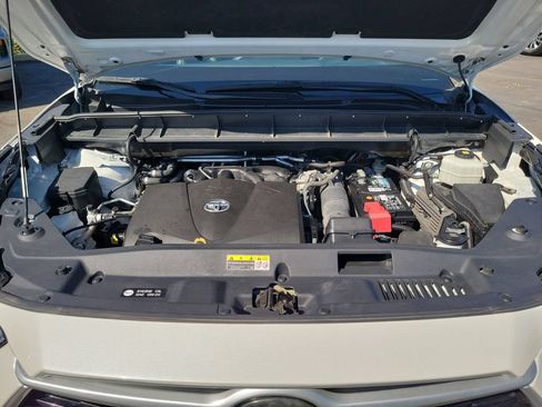 Used 2021 Toyota Highlander XLE FWD image 30