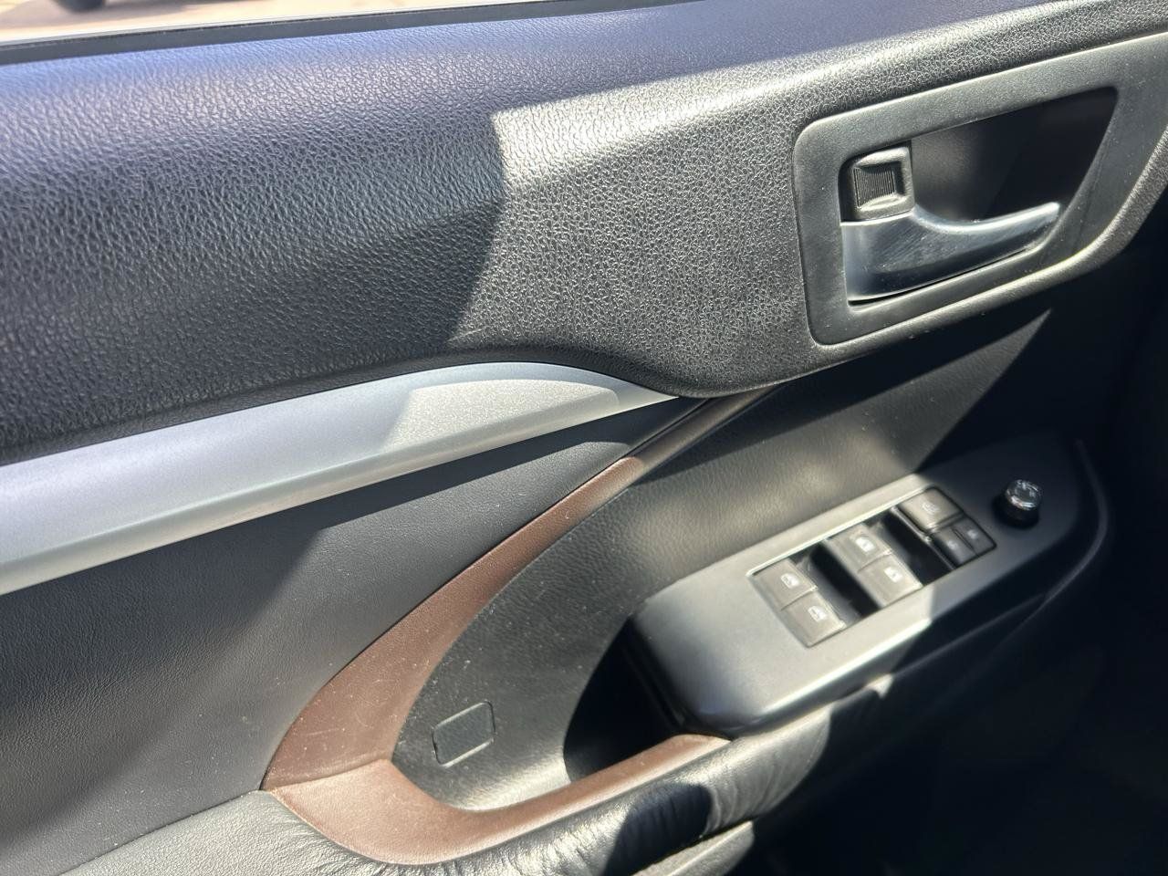 Used 2015 Toyota Highlander XLE AWD/4WD image 28