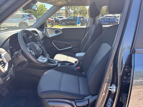 Used 2025 Kia Soul LX w/ LX Technology Package FWD image 25