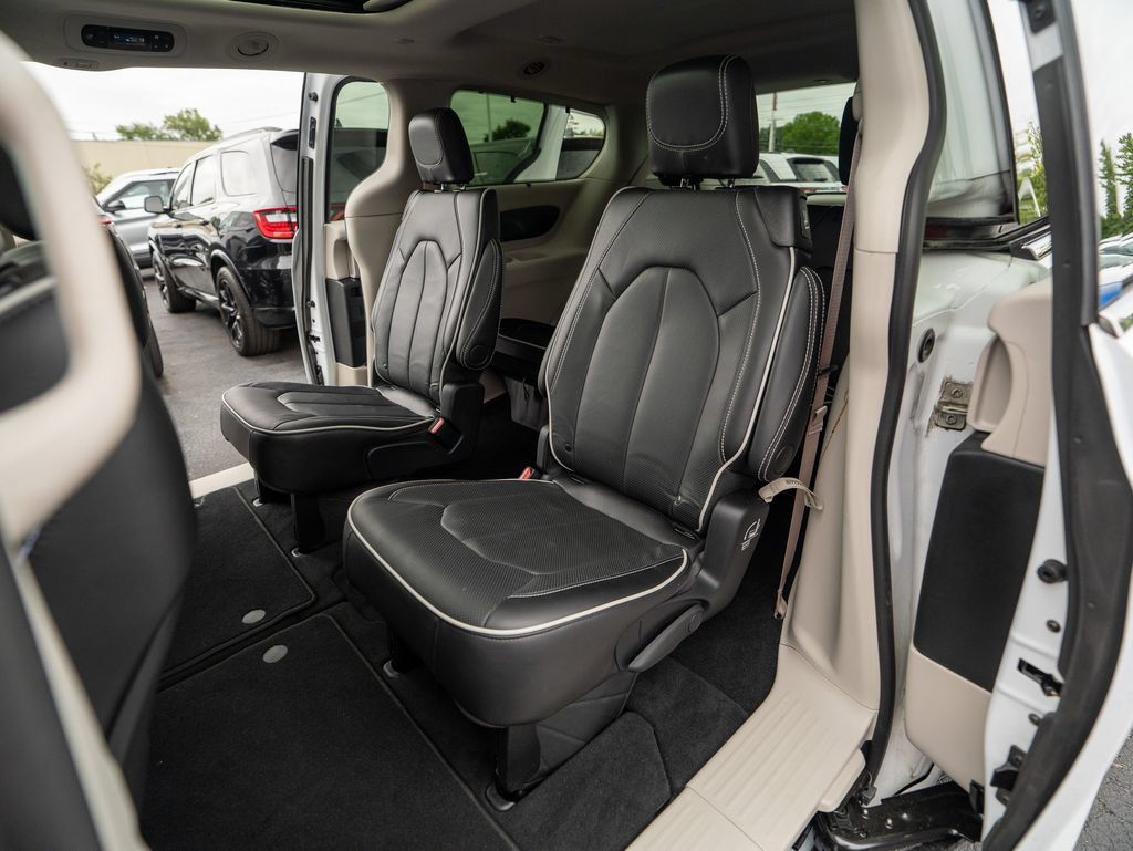 Used 2024 Chrysler Pacifica Limited w/ Trailer Tow Group FWD image 15