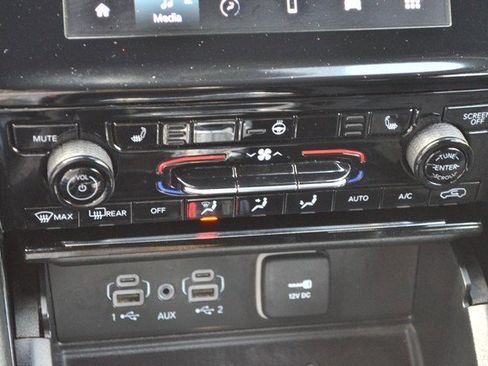 Used 2023 Jeep Grand Cherokee L Laredo image 30