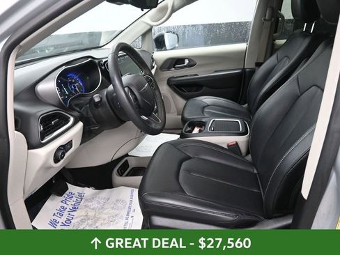 Used 2024 Chrysler Pacifica Touring-L image 16