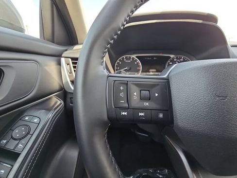 Used 2025 Nissan Rogue SV FWD image 11