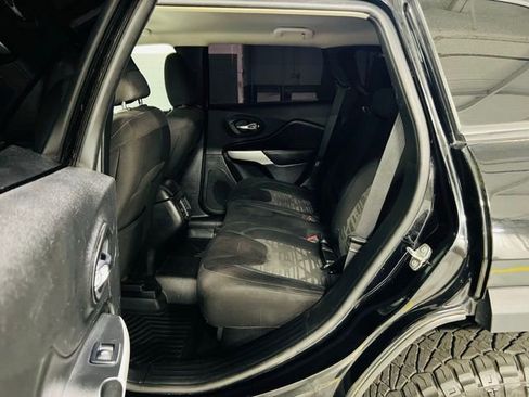 Used 2019 Jeep Cherokee Latitude AWD/4WD image 25