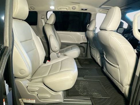 Used 2020 Toyota Sienna XLE image 29