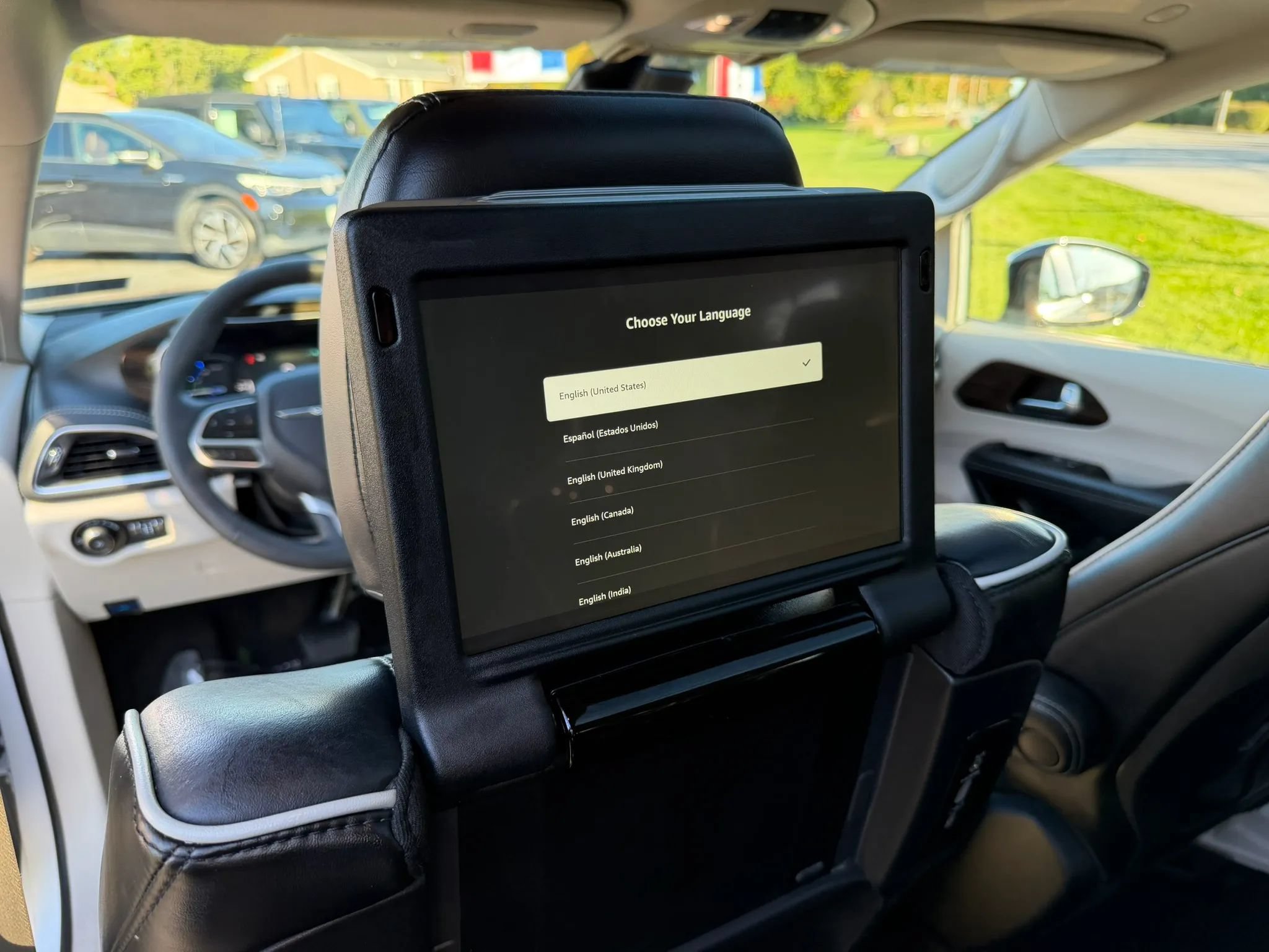 Used 2023 Chrysler Pacifica Limited w/ Uconnect Theater Family Group FWD image 35
