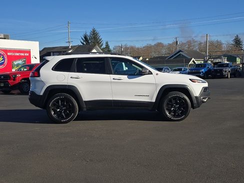Used 2018 Jeep Cherokee Trailhawk AWD/4WD image 7