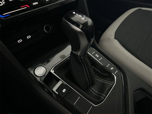 New 2026 Volkswagen Taos SE image 28